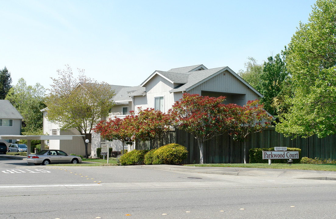 Parkwood Apartments in Santa Rosa, CA - Building Photo