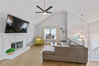 2437 Pondside Pl NE in Marietta, GA - Foto de edificio - Building Photo