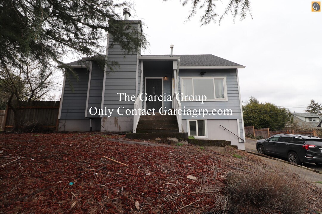8733 SE Henderson St in Portland, OR - Building Photo