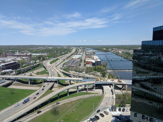 335 Bridge St NW, Unit 2103 in Grand Rapids, MI - Foto de edificio - Building Photo