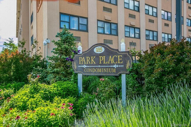 185 W Park Ave in Long Beach, NY - Foto de edificio - Building Photo