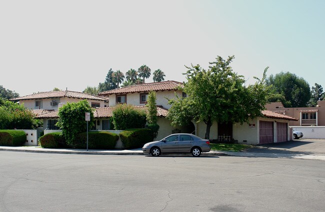 414 W Kelly Ave in Orange, CA - Building Photo - Building Photo