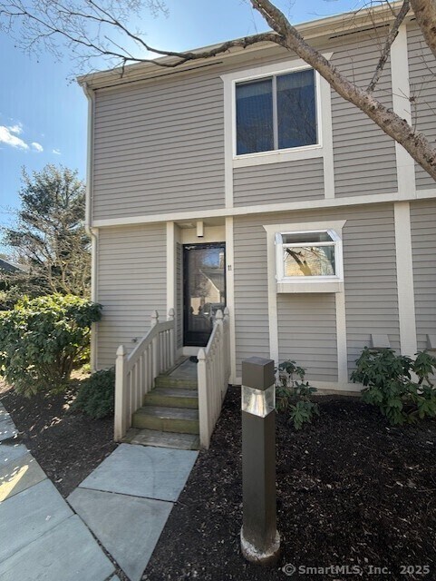 11 Strathmore Ln in Westport, CT - Building Photo