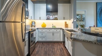 Cortland Bermuda Lake in Brandon, FL - Building Photo