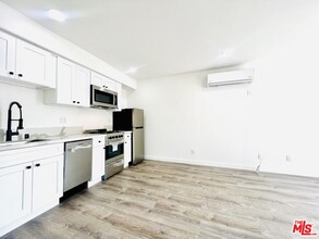 421 E Chevy Chase Dr in Glendale, CA - Building Photo - Building Photo