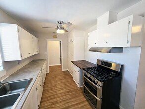 2402 Meadow Lark Dr in San Diego, CA - Building Photo - Building Photo