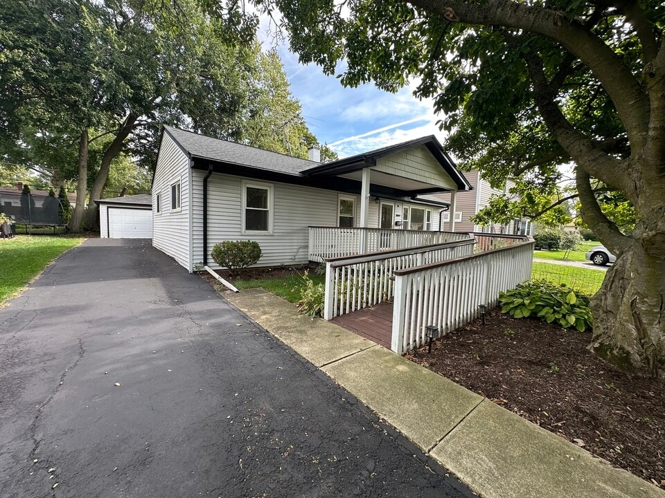 1207 S Sumner St in Wheaton, IL - Building Photo