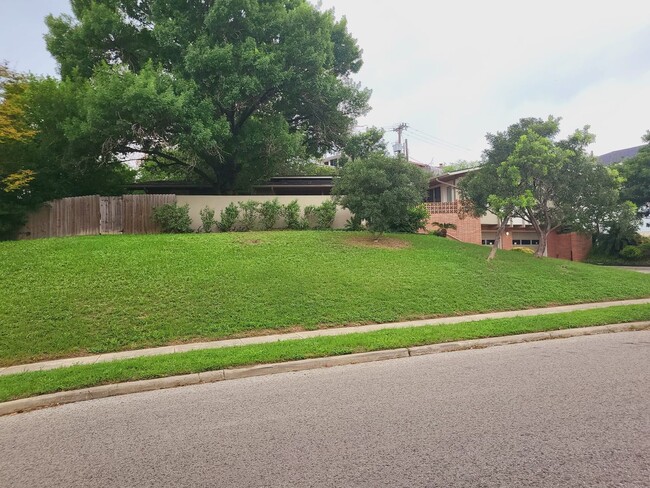 603 W Crestline Dr in San Antonio, TX - Building Photo - Building Photo