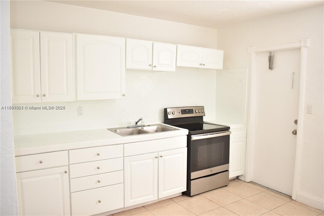 633 NW 6th Ct in Hallandale Beach, FL - Building Photo