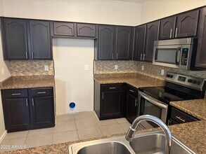 10225 W Camelback Rd in Phoenix, AZ - Building Photo - Building Photo