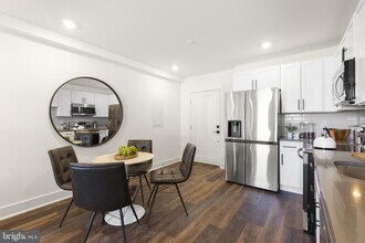 7037 Ridge Ave in Philadelphia, PA - Building Photo - Building Photo