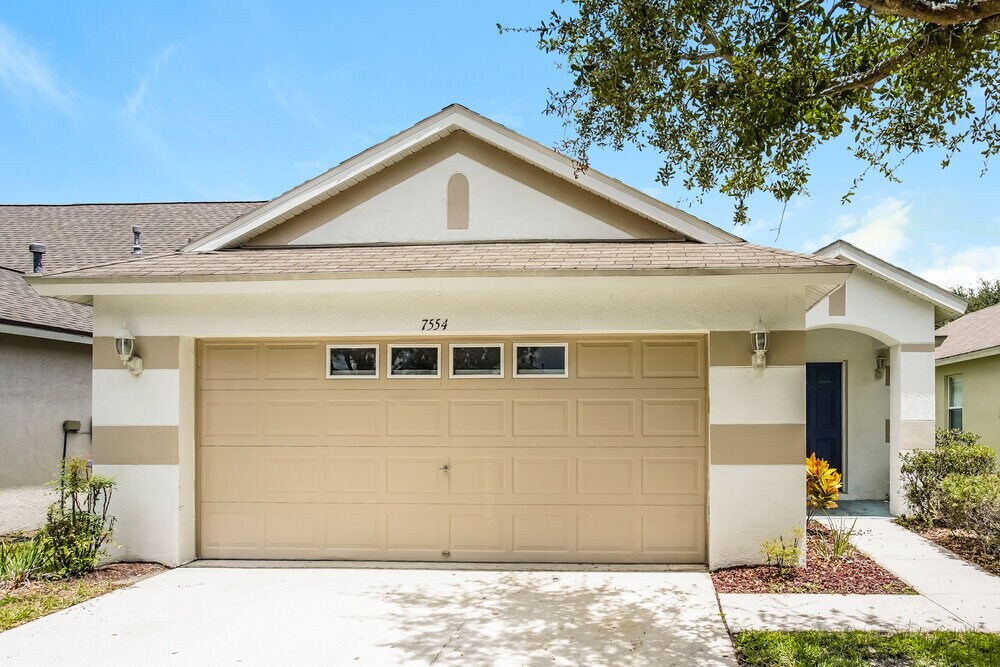 7554 Oxford Garden Cir in Apollo Beach, FL - Building Photo