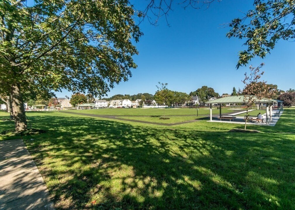 5 Naviens Ln, Unit 2 in Waltham, MA - Building Photo