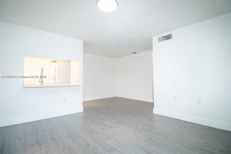 515 NW 100th Pl in Pembroke Pines, FL - Building Photo - Building Photo