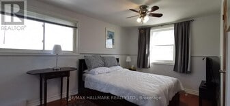 19 Shoreline Pl in Georgina, ON - Building Photo