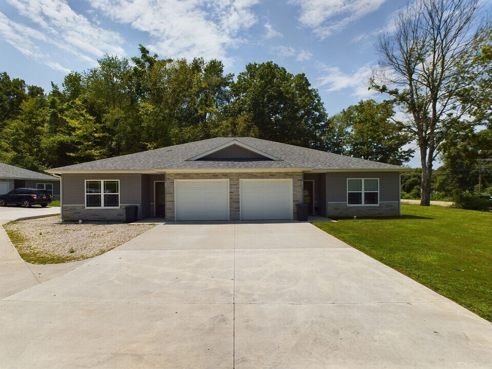 100 Briana Villa Ln in Waynesville, MO - Building Photo