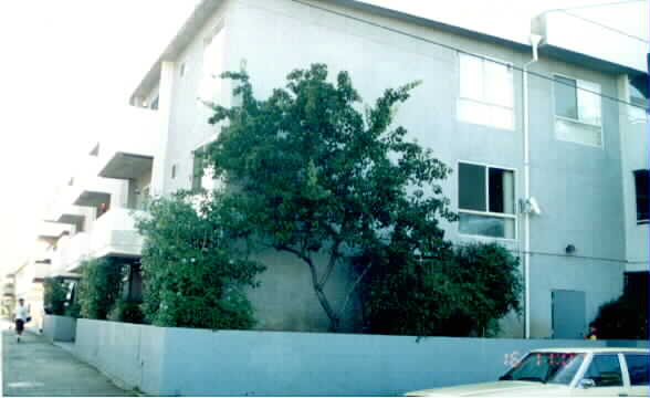 Roscoe Noble Apartments in Van Nuys, CA - Building Photo