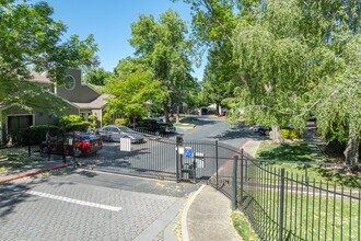 2200 Gateway Oaks Dr in Sacramento, CA - Building Photo - Building Photo