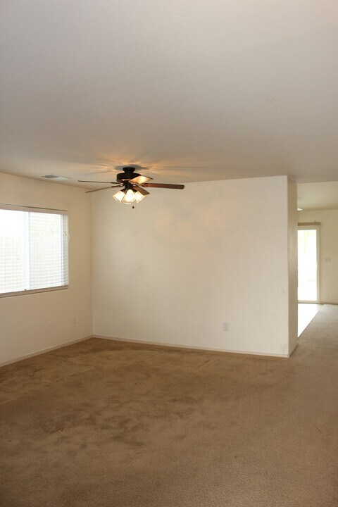 208 Agile Way in Bakersfield, CA - Building Photo