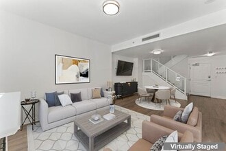 300 W Beech St in San Diego, CA - Foto de edificio - Building Photo