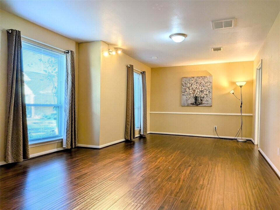 9702 Harrowgate Dr in Houston, TX - Building Photo