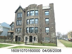 654 N Pine Ave in Chicago, IL - Building Photo