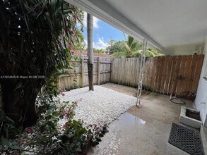 590 NW 40th Ct in Oakland Park, FL - Foto de edificio - Building Photo