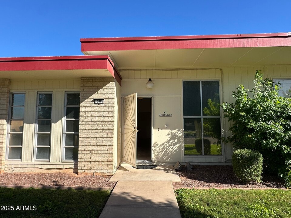 13005 N 100th Dr in Sun City, AZ - Foto de edificio