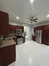1263 W Thorndale Ave, Unit 1 Floor in Chicago, IL - Foto de edificio - Building Photo