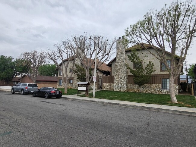 4th St. Apartments in Palmdale, CA - Building Photo - Building Photo