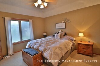 Large 4 bedroom 3 bathroom house with a fenced in yard in Sioux Falls, SD - Building Photo - Building Photo