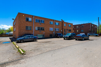 Reentry Apartments in Aurora, CO - Building Photo - Building Photo