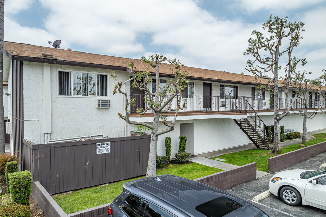 7033 Stewart and Gray Rd in Downey, CA - Foto de edificio