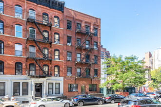 302 E 83rd St in New York, NY - Building Photo - Primary Photo