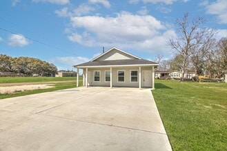 201 N Bay in Anahuac, TX - Building Photo - Building Photo