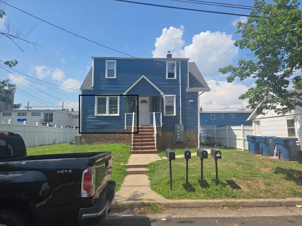 121 Victor St in Franklin Township, NJ - Building Photo