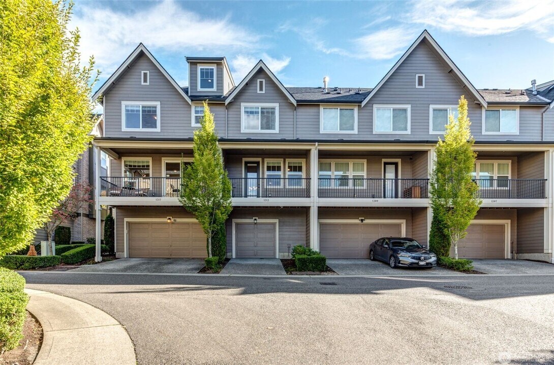 1313 Brooklyn Walk NE in Issaquah, WA - Building Photo