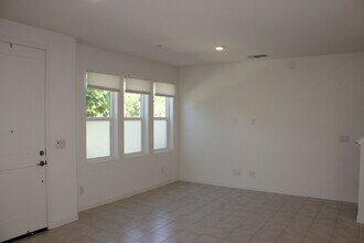 1618 Scarlet Ash Ave in Sacramento, CA - Foto de edificio - Building Photo