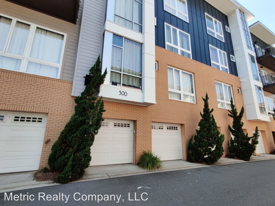 2200 Lyndhurst Ave-Unit -#204 in Charlotte, NC - Building Photo
