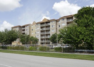 Kendall Lakes Towers in Miami, FL - Foto de edificio - Building Photo