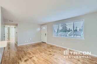 2713 SW 327th St in Federal Way, WA - Foto de edificio - Building Photo