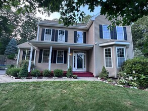 8 Ellsworth Pl in Avon, CT - Building Photo - Building Photo