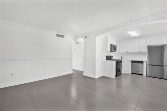 3245 Virginia St, Unit 26 in Miami, FL - Foto de edificio - Building Photo