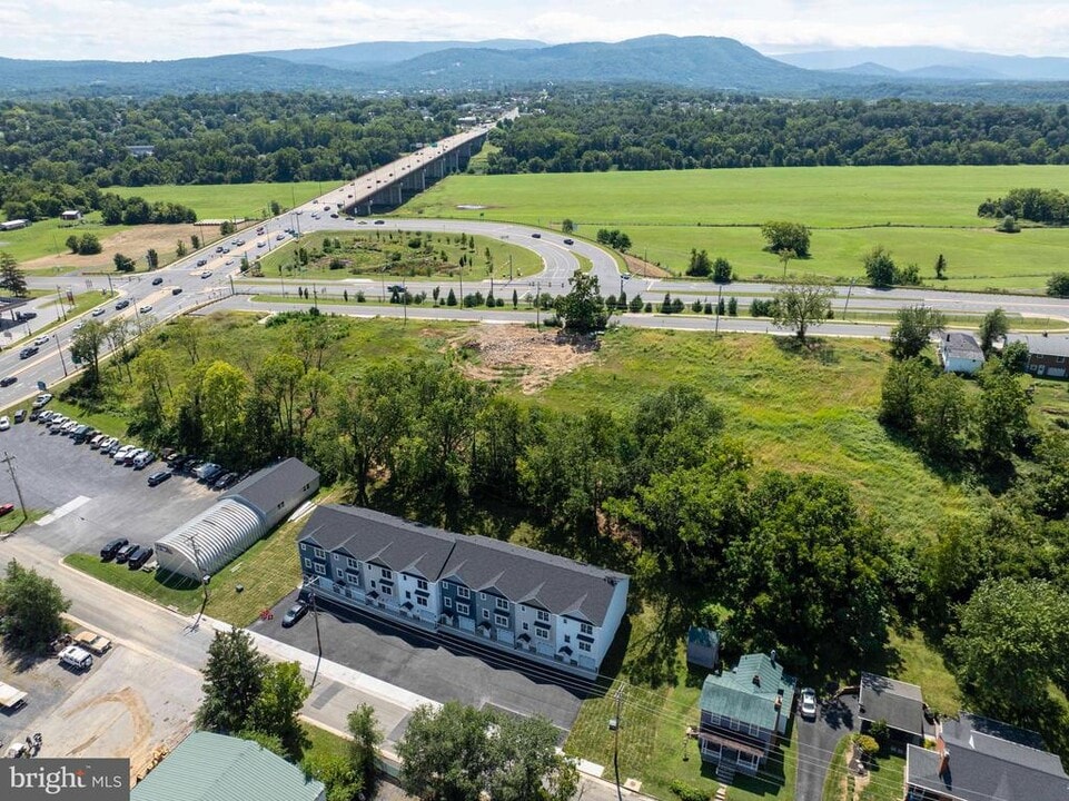 39 W Duck St in Front Royal, VA - Building Photo