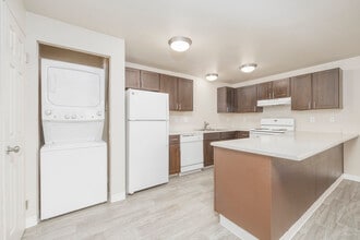 Southern Pines in Lakewood, WA - Building Photo - Building Photo