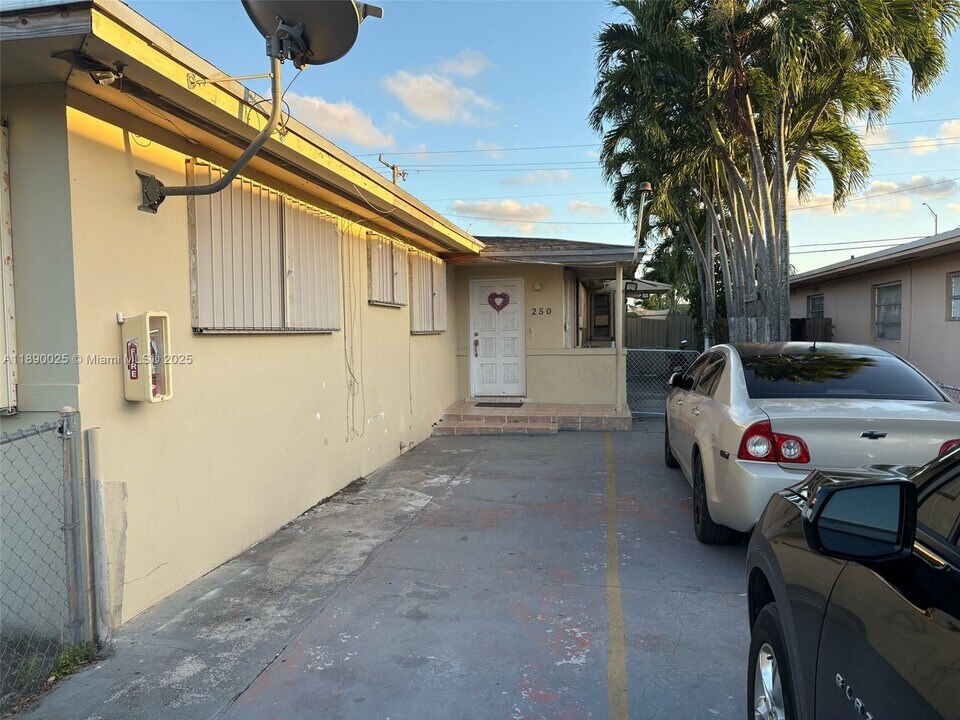 250 E 10th St in Hialeah, FL - Building Photo