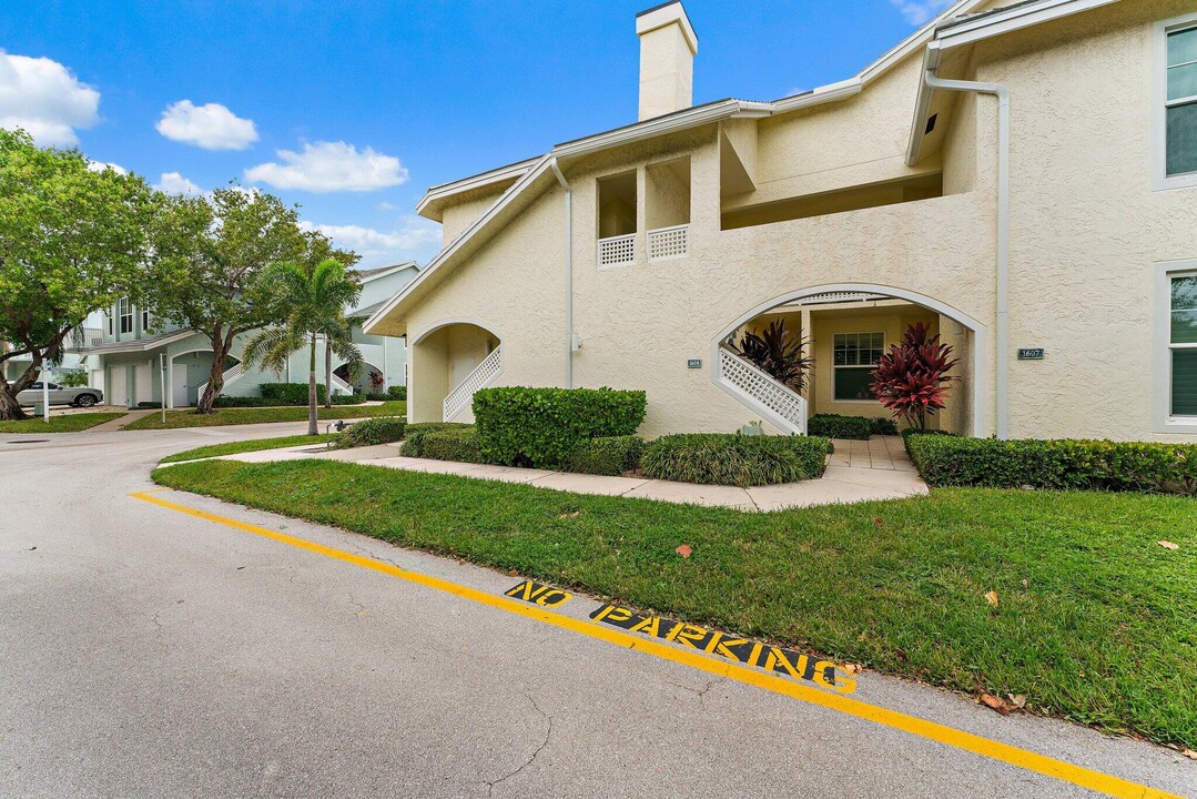 1609 Mizzenmast Way in Jupiter, FL - Foto de edificio