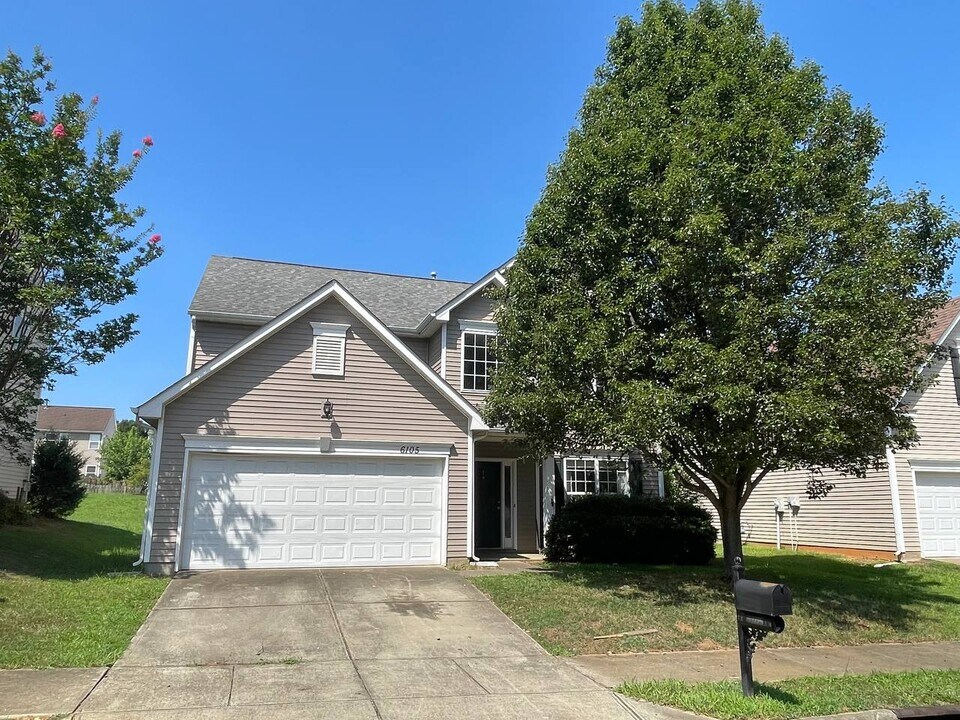 6501 Follow the Trail in Indian Trail, NC - Foto de edificio