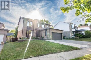 22 Mayflower St in Whitby, ON - Building Photo