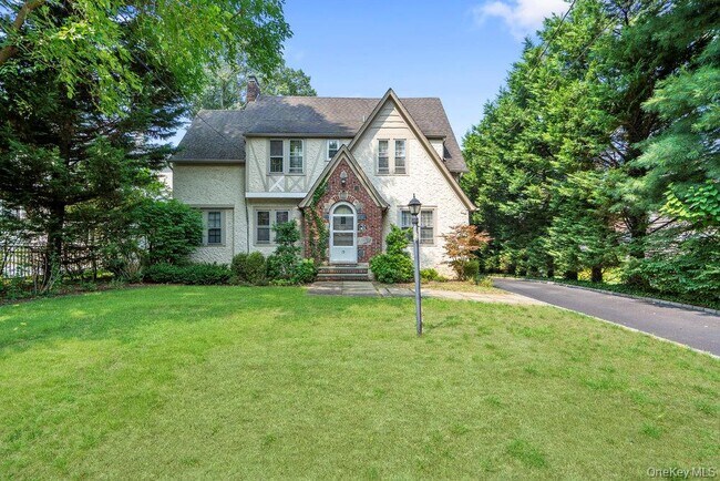 19 Elliot Rd in Great Neck, NY - Building Photo - Building Photo